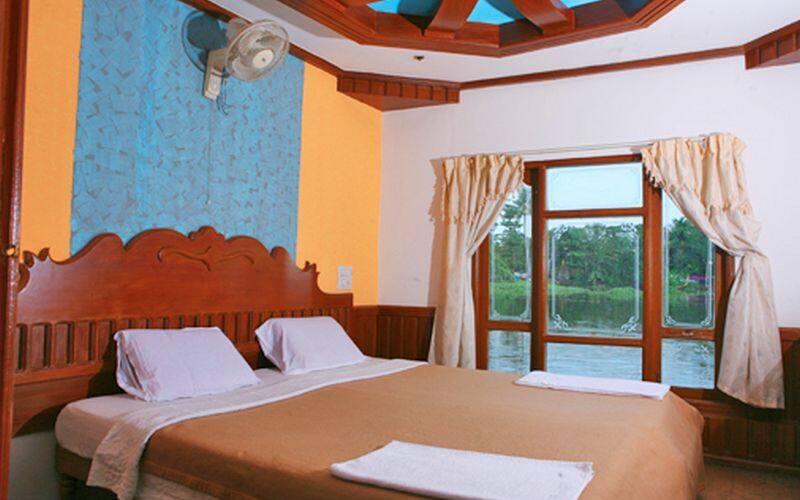 Puthussery One Bedroom Houseboat, Alleppey 4